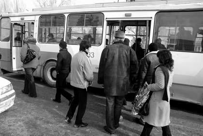 Правило обязательного входа в общественный транспорт через передние двери алматинцы игнорируют.